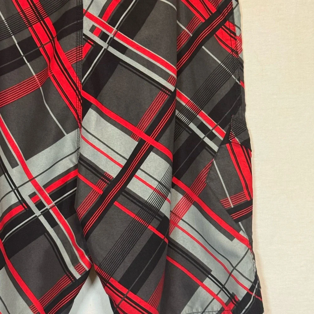 A-55 Men’s Maui and Sons Black Red & Gray‎ Plaid Board Shorts Size 34